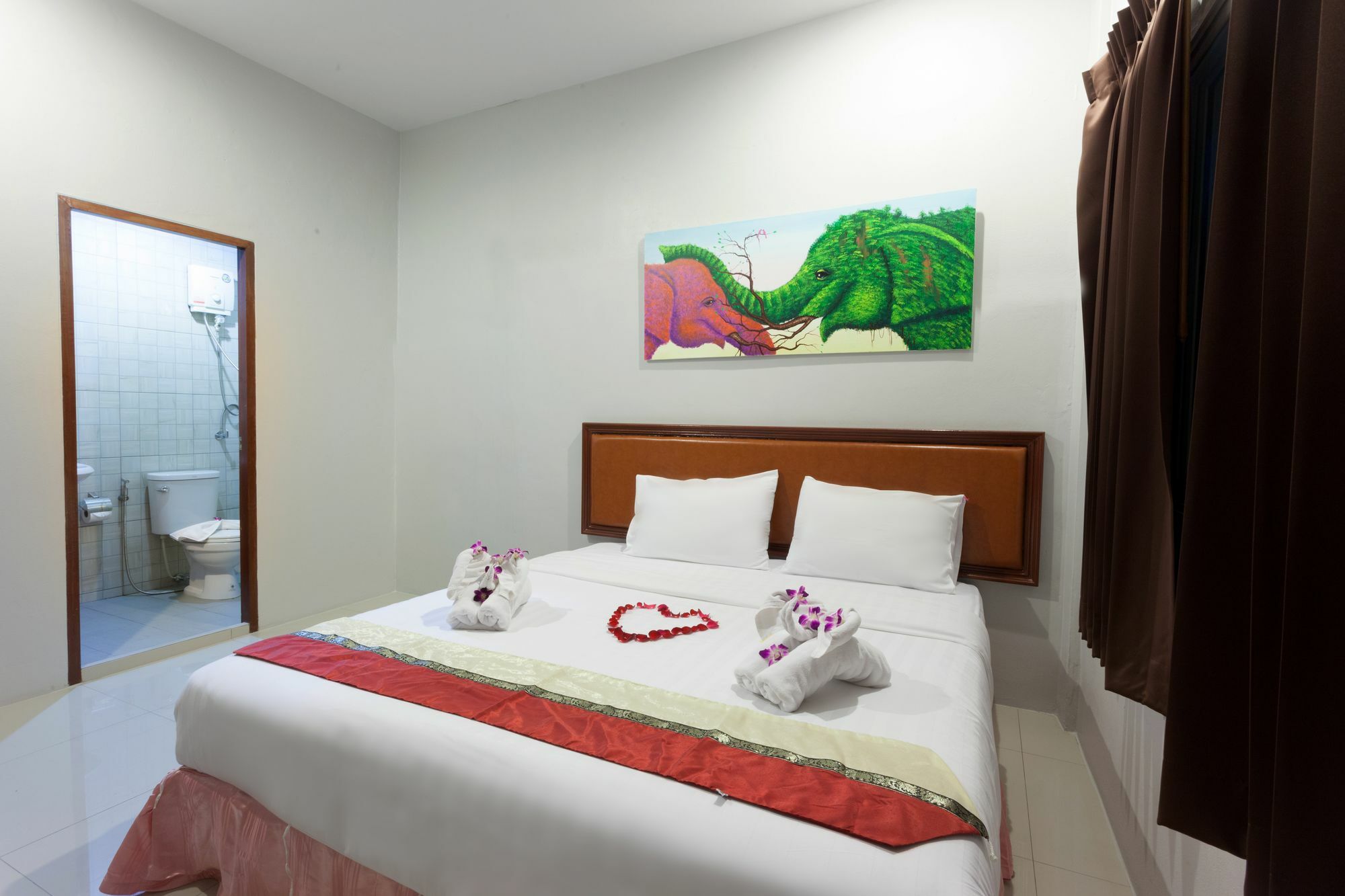 Freedom Hotel Patong Экстерьер фото