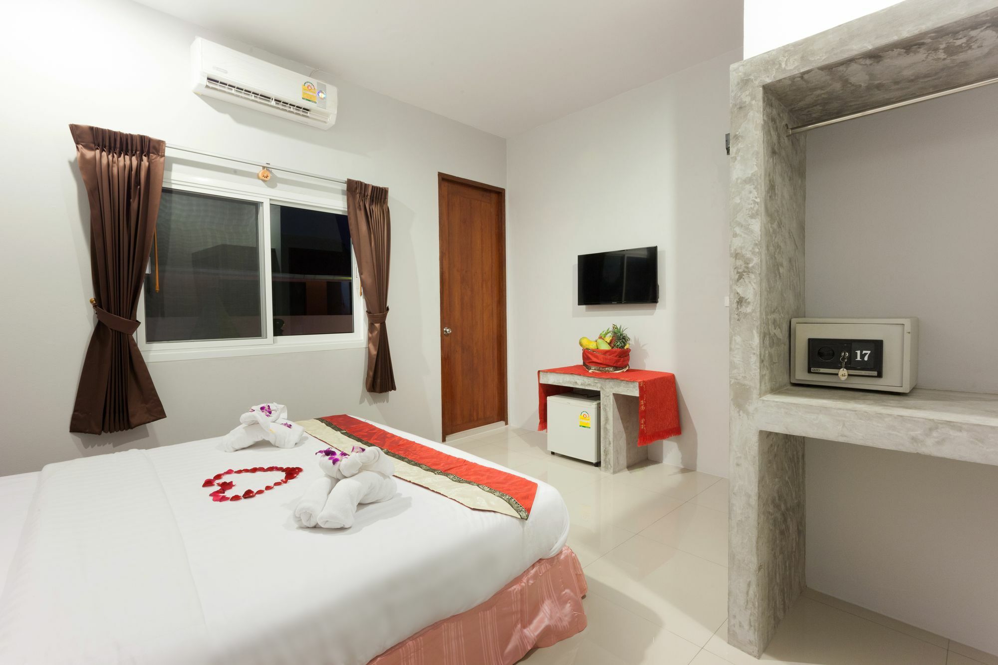Freedom Hotel Patong Экстерьер фото