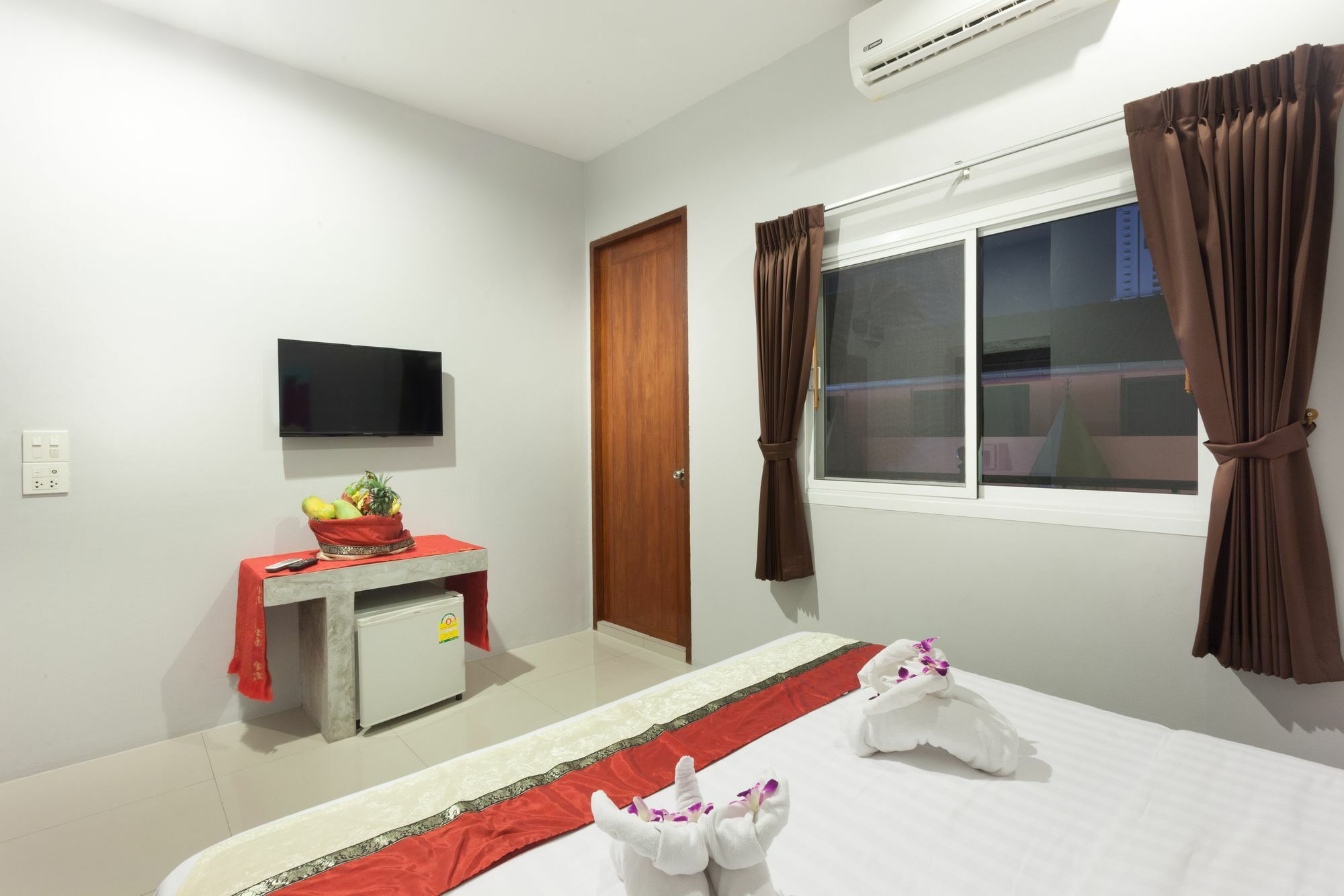 Freedom Hotel Patong Экстерьер фото