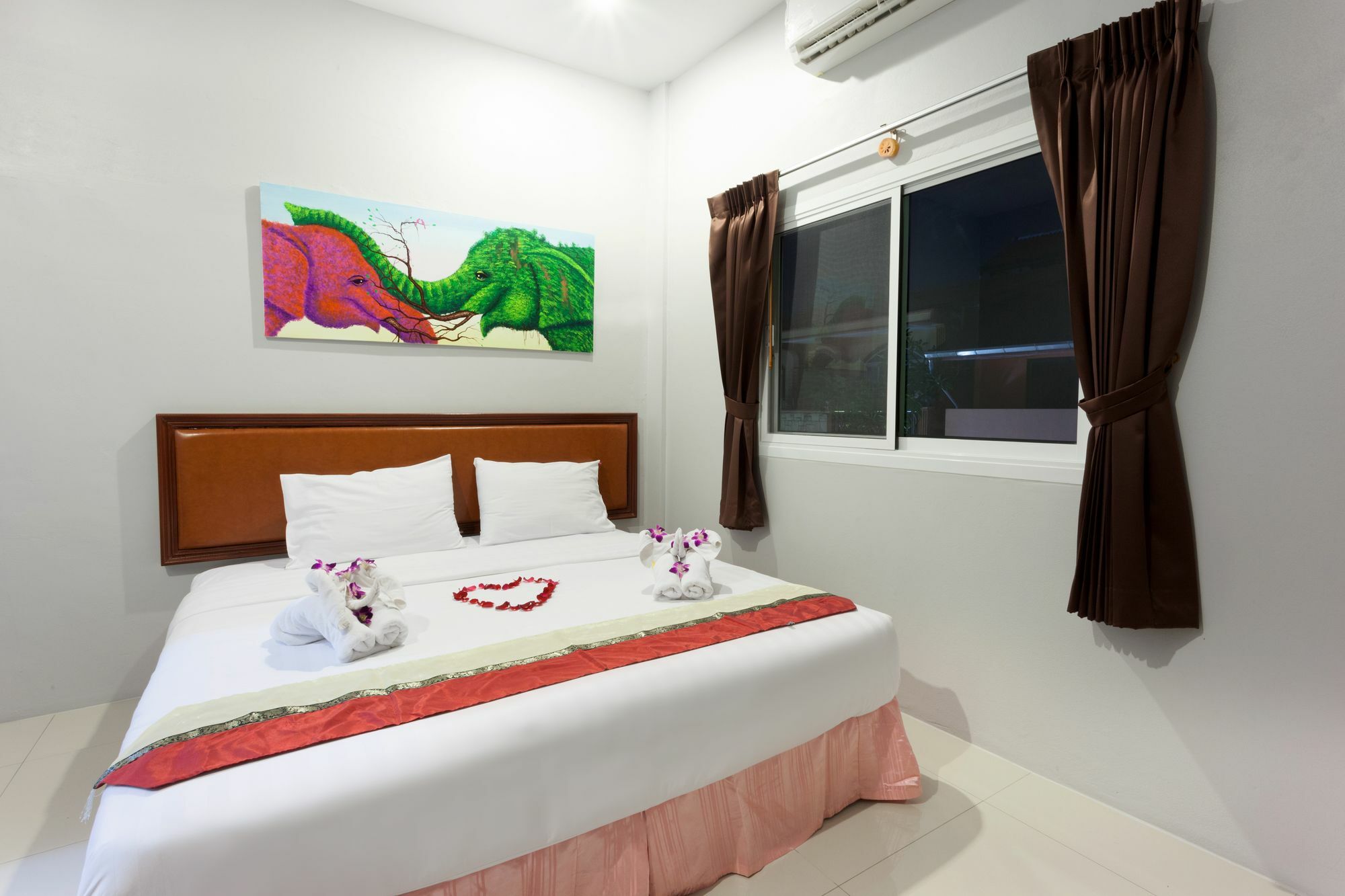 Freedom Hotel Patong Экстерьер фото